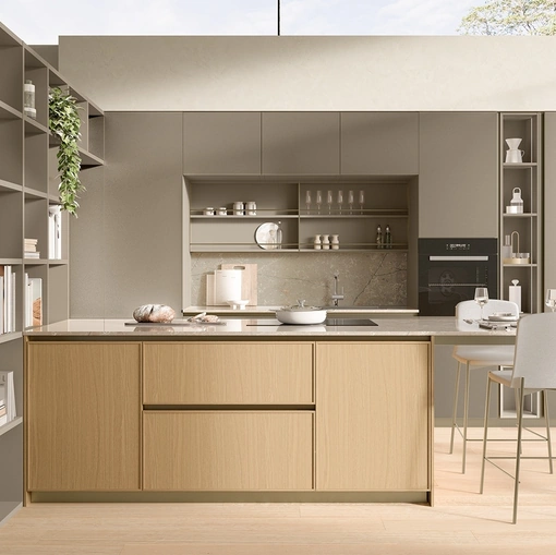 Cucina Moderna con penisola Sakura 06 in vetro opaco Alabastro e Rovere Ikebana di Veneta Cucine