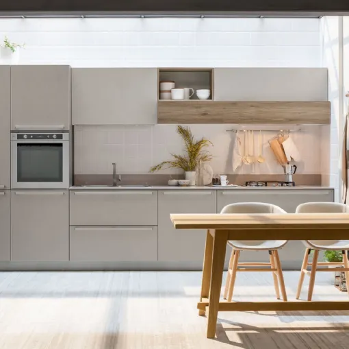 Cucina Moderna angolare con penisola Ri-flex 04 in Rovere nodoso chiaro e vetro laccato opaco Bianco Puro di Veneta Cucine