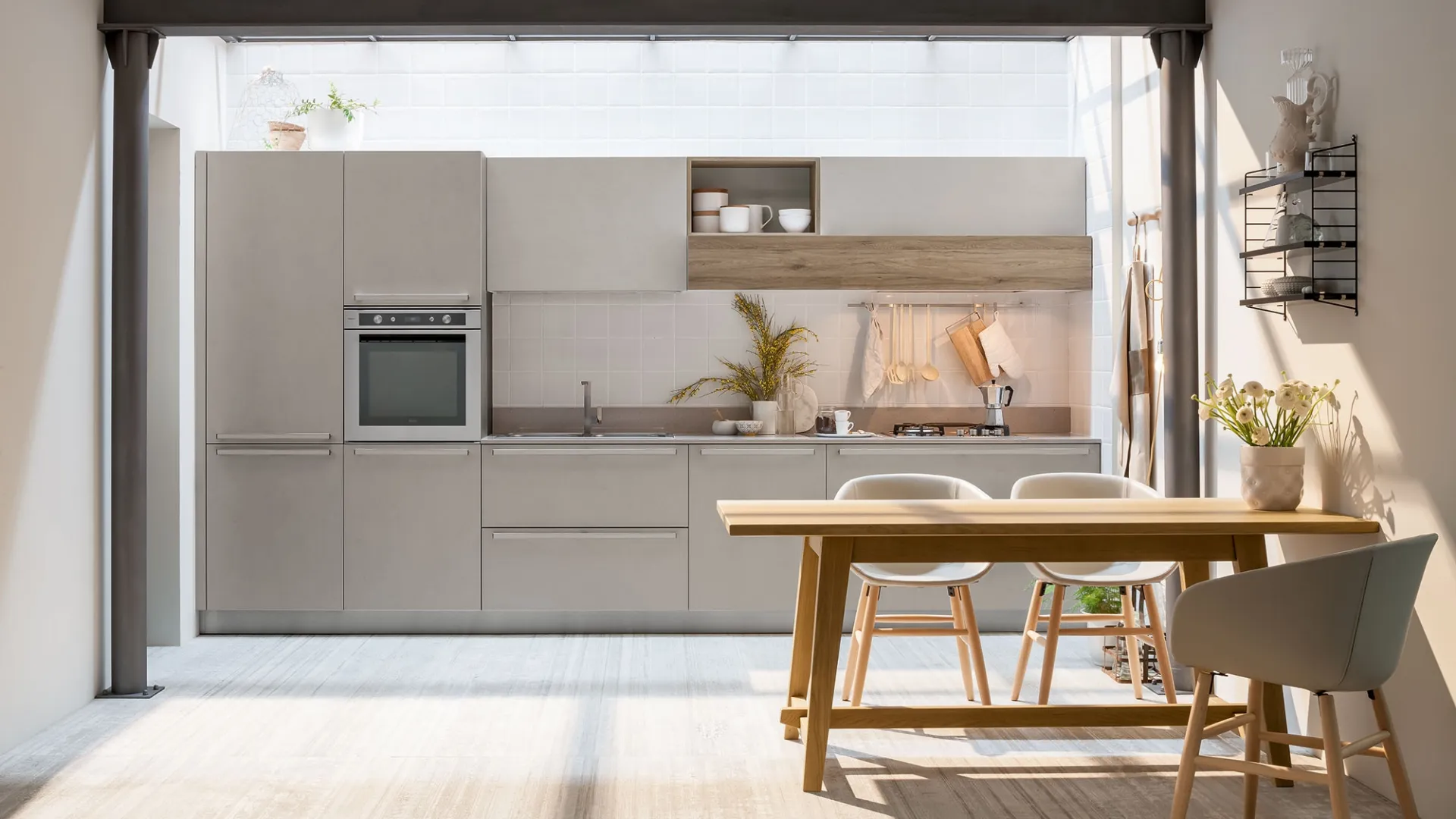 Cucina Moderna angolare con penisola Ri-flex 04 in Rovere nodoso chiaro e vetro laccato opaco Bianco Puro di Veneta Cucine